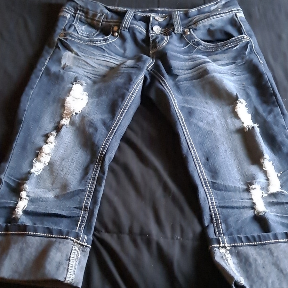 Capri distressed jeans